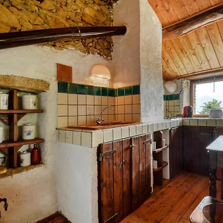 In Frassinetto With 1 Bedrooms Сasa de vacaciones